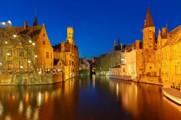 Nacht Cityscape met een toren Belfort van Rozenhoedkaai in Brugge — Stockfoto