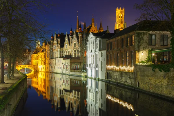 Nacht stadsgezicht met een toren Belfort en de groene kanaal in Brug — Stockfoto