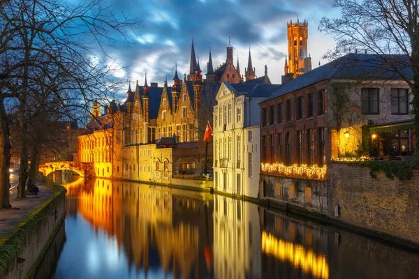 Cityscape with a tower Belfort and the Green canal in Bruges at — Stock Photo, Image