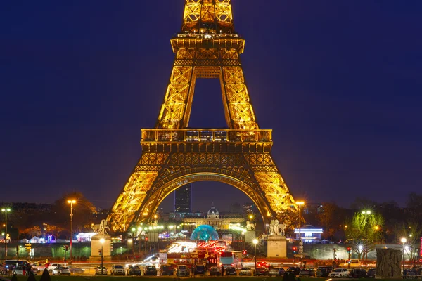 Stadsbild med skimrande Eiffeltornet nattetid i Paris — Stockfoto