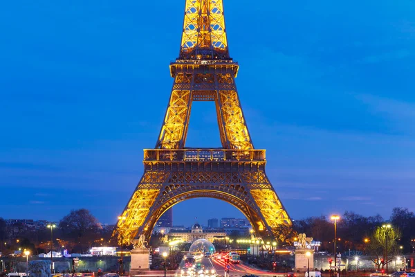 Paesaggio urbano con la scintillante Torre Eiffel di notte a Parigi — Foto Stock