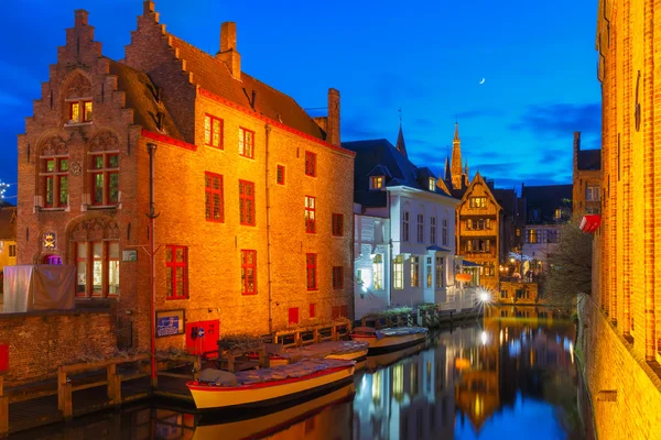 Stadtbild mit dem malerischen nächtlichen Kanal-Dijver in Brügge — Stockfoto