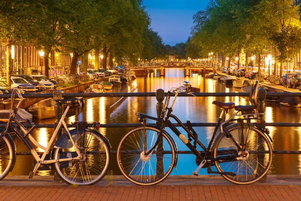 Ночное освещение Амстердамского канала и моста — стоковое фото