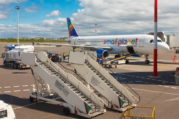 Preparazione di aeromobili Small Planet Airlines per volare a Vilnius — Foto Stock