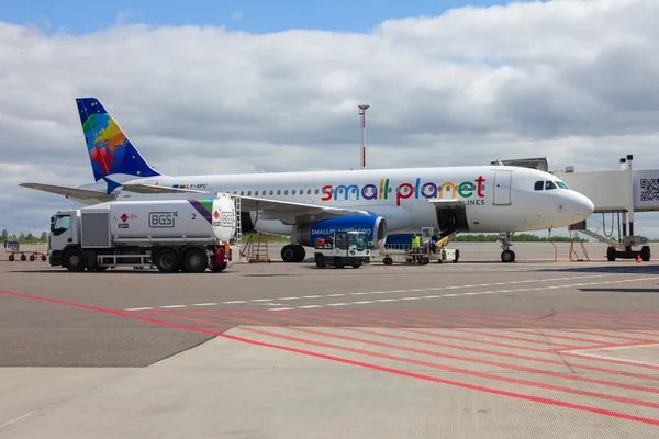 Preparazione di aeromobili Small Planet Airlines per volare a Vilnius — Foto Stock