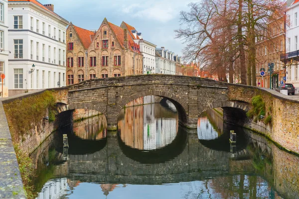 Vue panoramique sur la ville du canal et du pont de Bruges — Photo