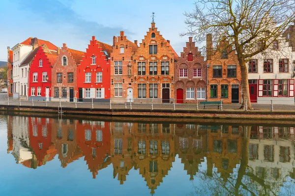 Doğal şehir manzaralı güzel evler ile Bruges kanalının — Stok fotoğraf