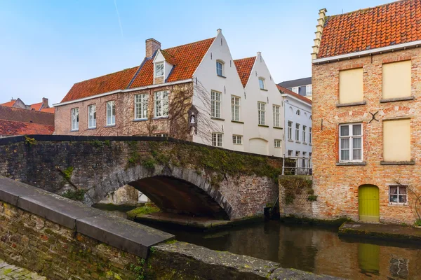 绿色的运河和桥梁在比利时的布鲁日， — 图库照片