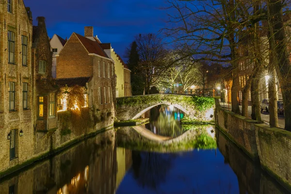 Paysage urbain avec un canal vert à Bruges la nuit — Photo