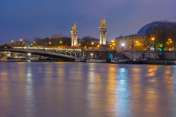 Pont Alexandre-Iii bij nacht in Parijs, Frankrijk — Stockfoto