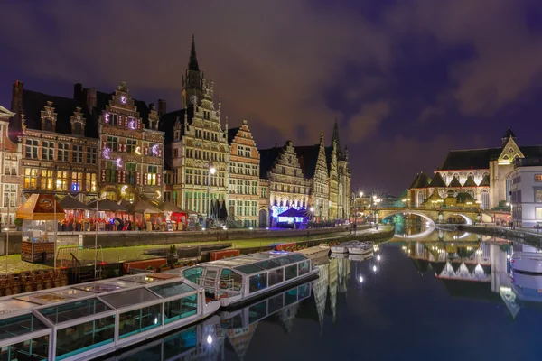 Quay Graslei in Ghent stad bij avond, België — Stockfoto