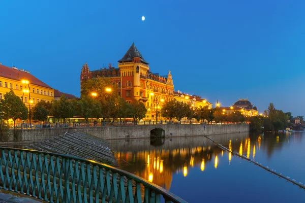 Nacht straat Smetanovo waterkant in Praag, Tsjechië — Stockfoto