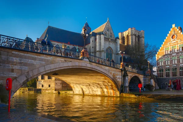 St. Michael Köprüsü ve gündoğumu kilisede Ghent, Belçika — Stok fotoğraf