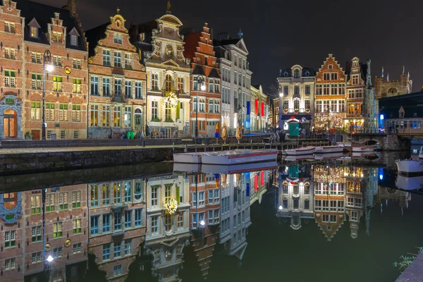 Quay Korenlei con riflessioni nella città di Gand di notte, Belgio — Foto Stock
