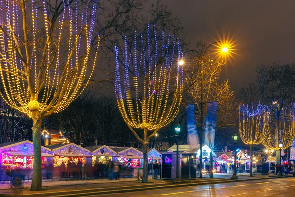 Jarmark Bożonarodzeniowy na Champs Elysees w Paryżu nocą — Zdjęcie stockowe