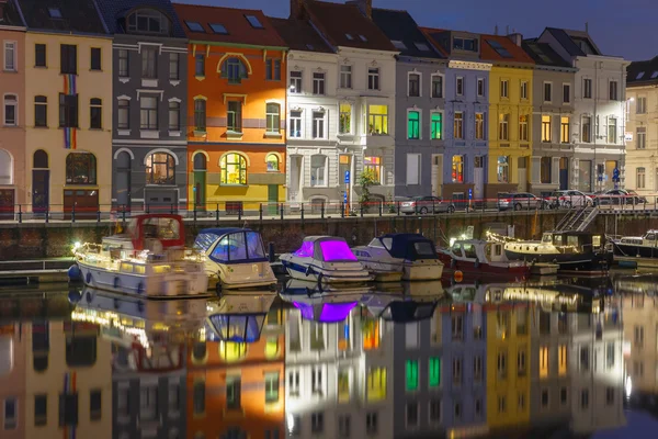 在夜晚，比利时的根特小镇 Leie 河大堤 — 图库照片