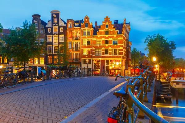 Vista noturna da cidade de Amsterdam canal e ponte — Fotografia de Stock