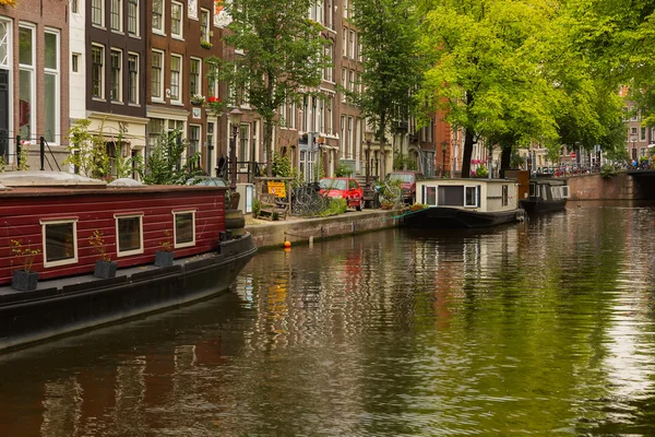 Амстердамский канал и мост с велосипедами, Голландия, Нидерланды — стоковое фото