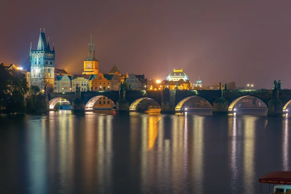 Карлов мост ночью в Праге, Чехия — стоковое фото