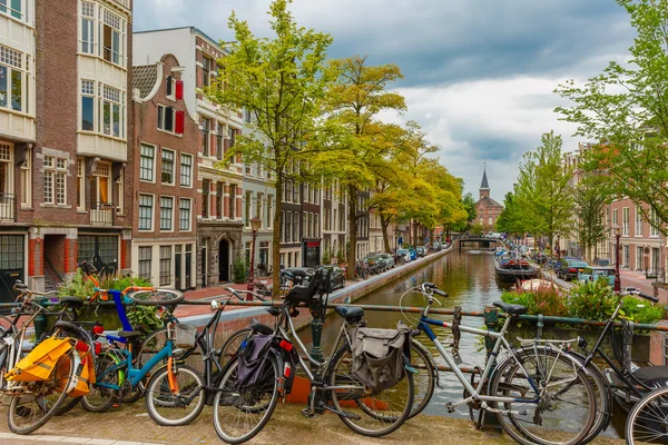 Amsterdam canal y puente con bicicletas, Holanda, Países Bajos — Foto de Stock