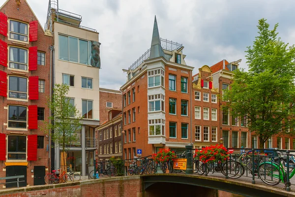 Amsterdam kanál a most s kola, Holland, Nizozemsko — Stock fotografie