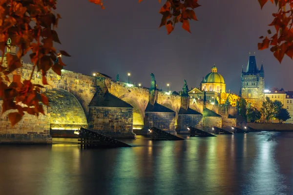 Карлов мост ночью в Праге, Чехия — стоковое фото