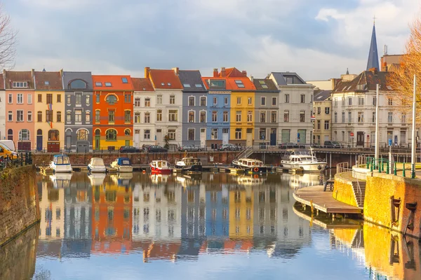 Fluss leie, farbige Häuser und Glockenturm in Gent, Belgien — Stockfoto