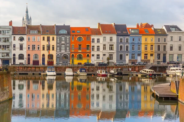 Floden Leie, färgade hus och klockstapeln tornet i Gent, Belgien — Stockfoto