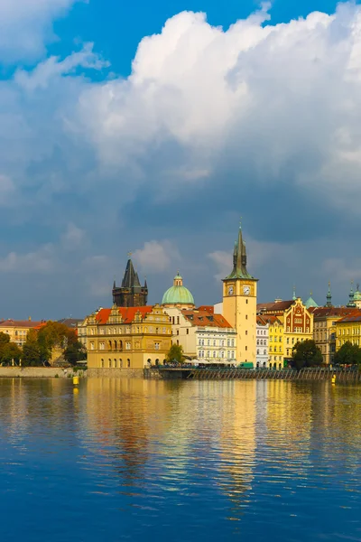 Pittoresk utsikt över floden Vltava och gamla stan i Prag, Cze — Stockfoto