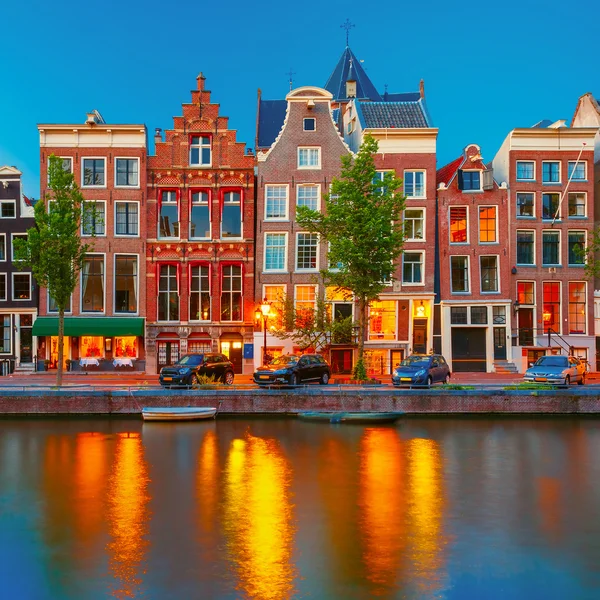 Noite vista da cidade de Amsterdam canal com casas holandesas — Fotografia de Stock