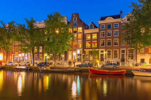 Éjszakai város megtekintése Amszterdam-csatorna, a holland házak — Stock Fotó