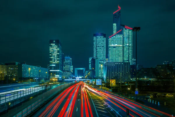 Ночная дорога с небоскребами La Defense, Париж, Франция . — стоковое фото