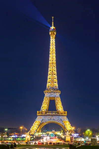 Schimmernder Eiffelturm bei Nacht in Paris, Frankreich — Stockfoto