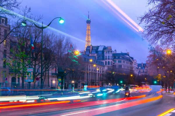 Gród z błyszczących wieży Eiffla i nocy ulica w Paryż, Francja — Zdjęcie stockowe