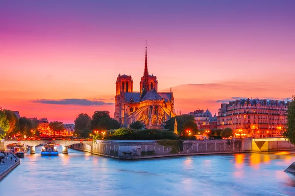 Catedral de Notre Dame de Paris ao pôr do sol, França — Fotografia de Stock