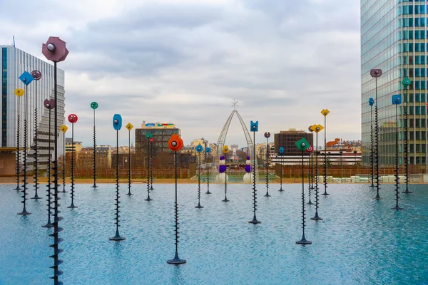 Wielobarwny fontanna w Esplanade De La Defense, Paryż, Francja — Zdjęcie stockowe