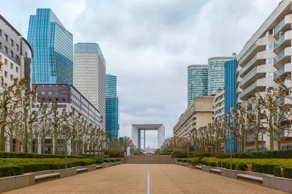 Wieżowiec na Esplanade De La Défense w Paryżu, Francja — Zdjęcie stockowe