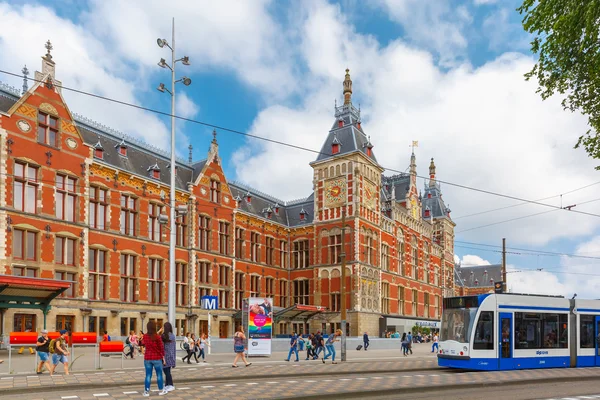 The tram stop near Amsterdam Centraal station, Netherlands — Stock Photo, Image