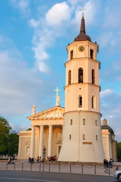 Plaza de la Catedral y campanario a la luz del sol en Vilna, Lituania . — Foto de Stock