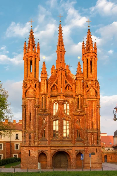 ΠΡΟΣΟΨΗ του Saint Annes εκκλησία στην δύση του ηλίου φως στο Βίλνιους της Λιθουανίας. — Φωτογραφία Αρχείου