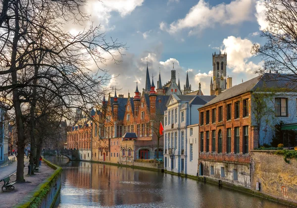 Belfort et le canal vert à Bruges, Belgique — Photo