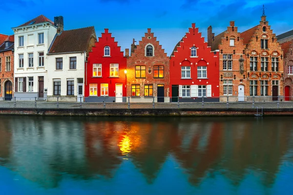 Notte Bruges canale con belle case colorate — Foto Stock