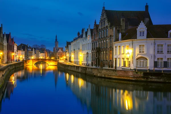 Jan Van Eyck Square e Canal Spiegel em Bruges, Bélgica — Fotografia de Stock