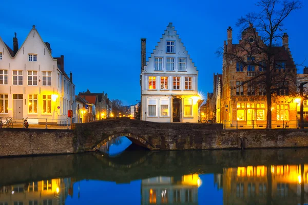 Güzel renkli evler ile gece Bruges kanal — Stok fotoğraf