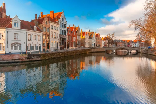 Bruges canal spiegelrei mit schönen Häusern, Belgien — Stockfoto