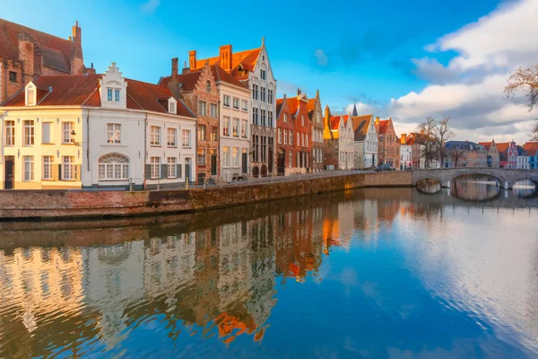 Bruges kanal Spiegelrei güzel evler, Belçika — Stok fotoğraf