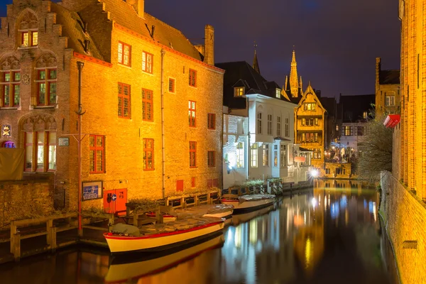 Stadtbild mit dem malerischen nächtlichen Kanal-Dijver in Brügge — Stockfoto
