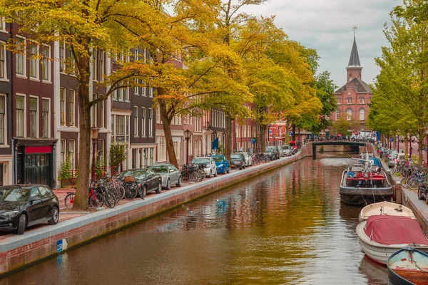 Amsterdam canal, iglesia y casas típicas, Holanda, Países Bajos . — Foto de Stock