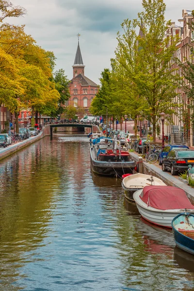 Amsterdam kanal, kilise ve tipik evleri, Hollanda, Hollanda. — Stok fotoğraf