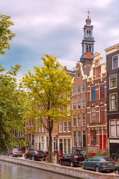 Amsterdamse gracht, Westerker en typische huizen, Holland, Nederland. — Stockfoto